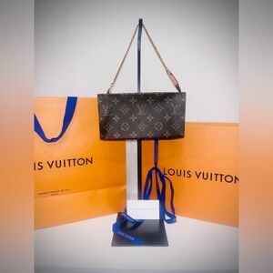 ✨ Vintage! Louis Vuitton Monogram Chain Pochette